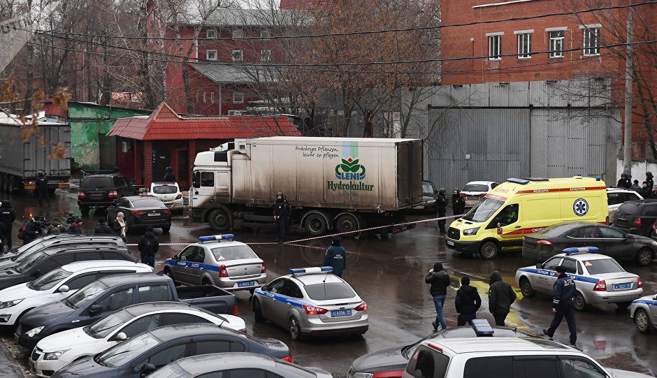 Стрелец нахлу във фабрика в Москва, един е убит