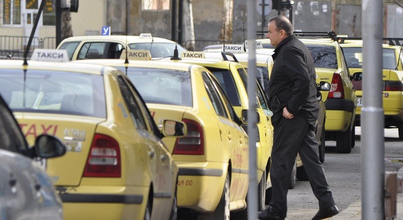 Таксиметрови шофьори искат услугата да поскъпне до 1 лв./км в София