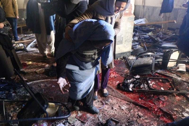 Атентат срещу медия и шиитски център в Кабул взе над 40 жертви