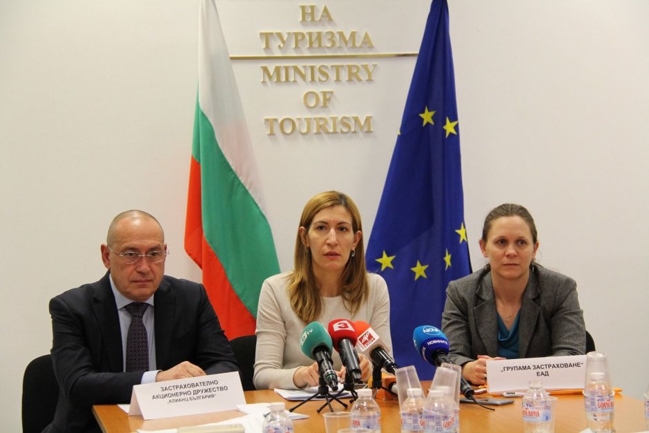 Министър Ангелкова с представителите на "Алианц" и "Групама"