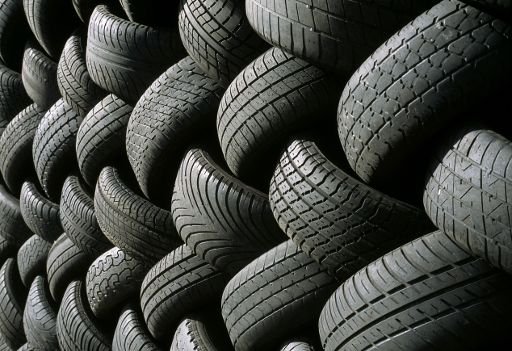 Старите гуми са сред отпадъците, използвани от някои граждани за отопление