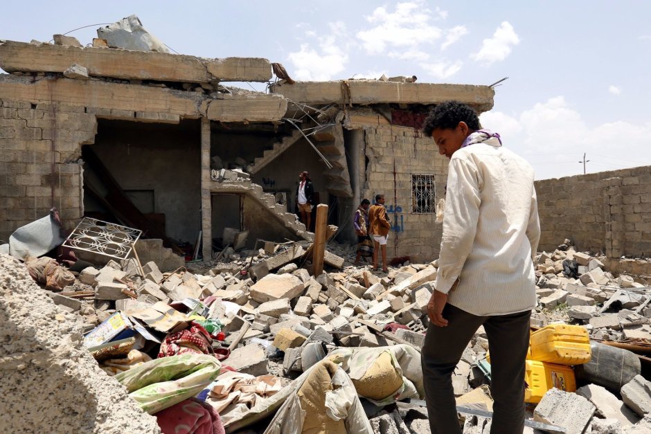 Най-малко 30 души са убити при въздушни удари в столицата на Йемен