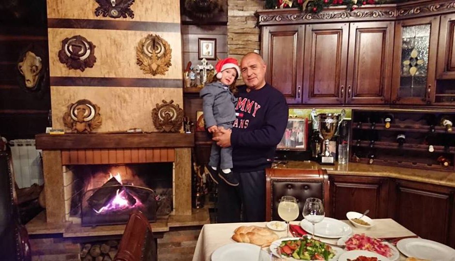 Бойко Борисов показа семейството си край трапезата на Бъдни вечер