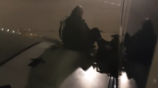 Пътник на "Райънеър" излезе на самолетното крило през аварийния изход