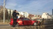 Шофьор без книжка се заби в парапет в София