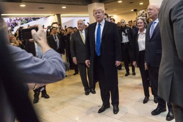 Доналд Тръмп позира пред журналисти след пристигането си на форума в Давос, сн. БГНЕС/ЕПА