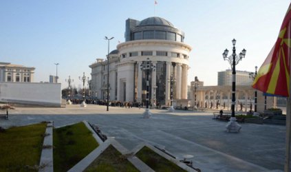 Македонският парламент прие закона, с който албанският става втори официален език