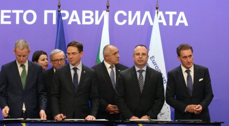 Договорът с Кирил Домусчиев бе подписан в присъствието на председателя на ЕК Жан Клод Юнкер и премиера Бойко Борисов. Снимка: БГНЕС