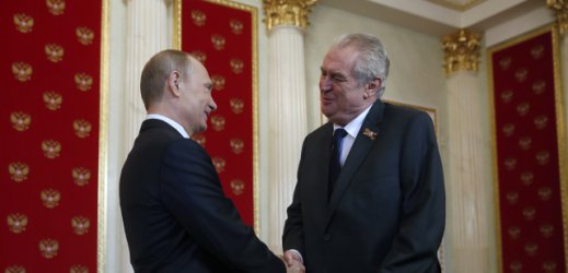 Милош Земан (дясно) по време на срещата си с Владимир Путин в Соци през ноември 2017-та