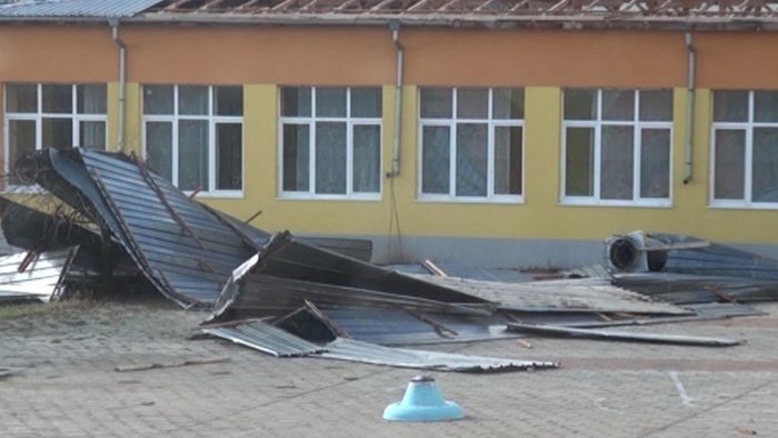 Ураганният вятър отнесе покрива на училището в Карлово сн.БГНЕС