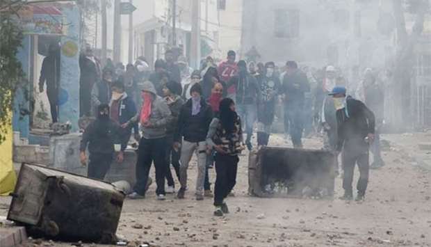 Нови сблъсъци  между демонстранти и полицаи избухнаха в Тунис