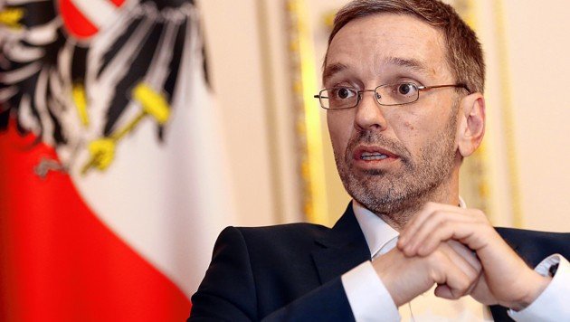 Новият австрийски министър на вътрешните работи Херберт Кикъл