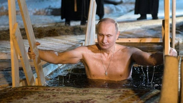 Гол до кръста, Путин се къпа в ледено езеро на Богоявление