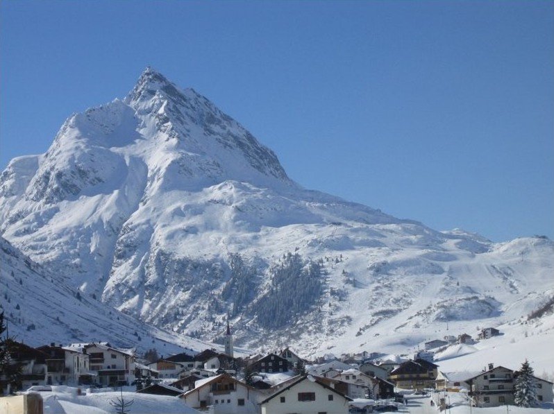 МВнР предупреждава за лавинна опасност българските туристи в ски курортите в Австрия