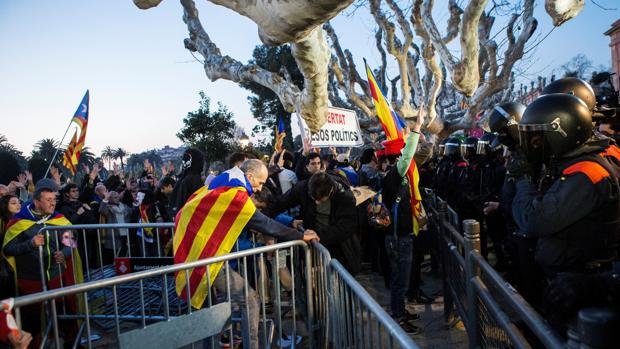 Привърженици на Пучдемон се сблъскаха с полицията край парламента на Каталуния