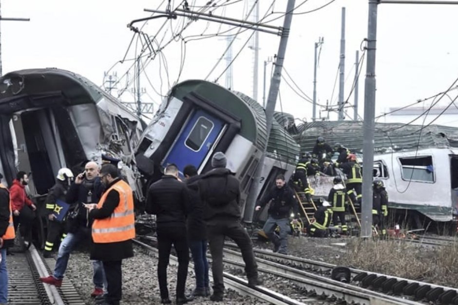 Трима загинали и стотина пострадали при дерайлиране на влак край Милано