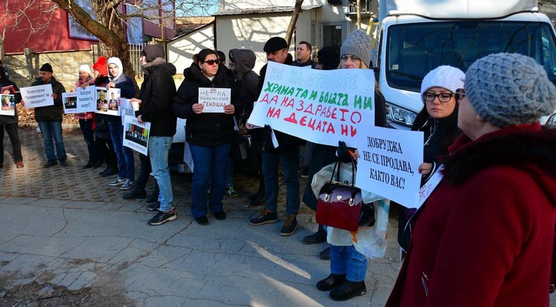 Протест на неправителствени организации пред сградата на РИОСВ Варна срещу сондажите за газ. Сн. БГНЕС