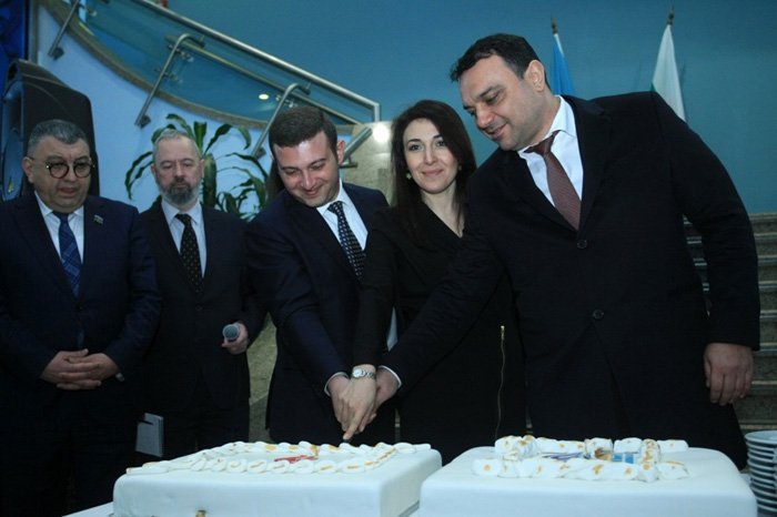 С министри на борда в София кацна първият директен полет от Баку