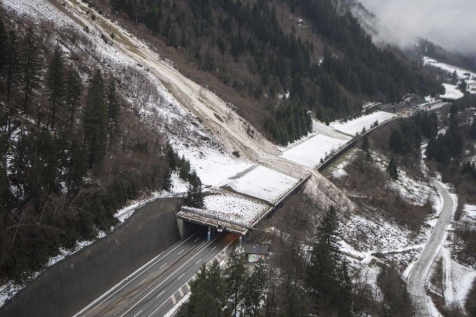 Лавина в швейцарския кантон Ури, заснета във вторник