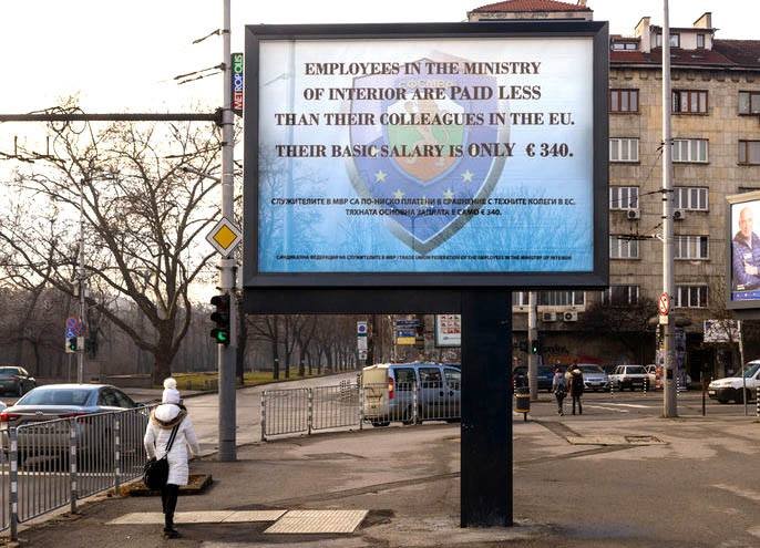 Един от билбордовете на СФСМВР, поставен, за да се вижда от пътуващите към НДК чужди делегации: "Служителите в МВР са по-ниско платени в сравнение с техните колеги в ЕС. Тяхната основна заплата е само 340 евро". Сн.: E-vestnik