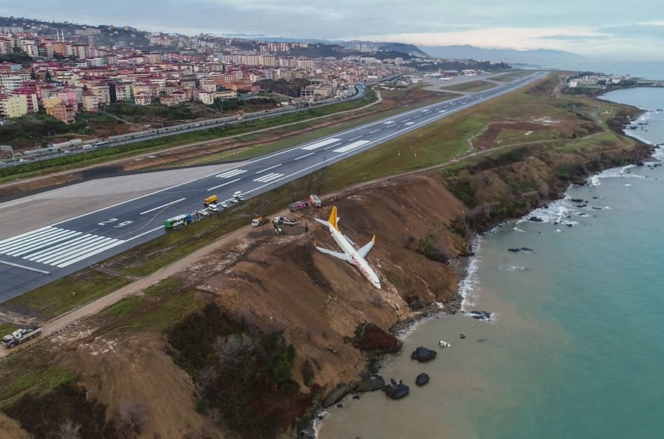 Самолет излетя от пистата и се озова на стръмен морски бряг