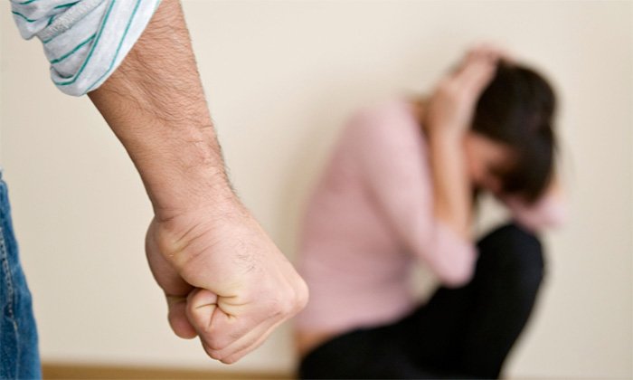 Според  350 000 българи е нормално мъжът да удари шамар на жена