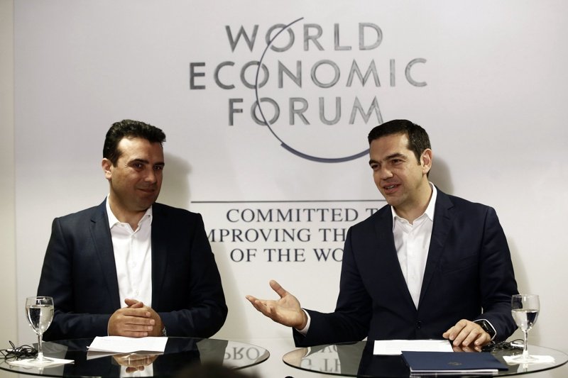 Премиерите на Р Македония и Гърция Зоран Заев (вляво) и Алексис Ципрас по време на Световния икономически форум в Давос. Снимка: ЕПА/БГНЕС