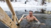 Американският посланик в Русия се къпа в ледено езеро за Богоявление