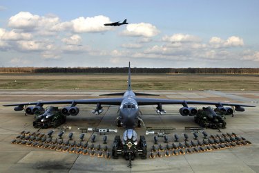 Бомбардировачът Б-52 ще надживее по-младите си наследници