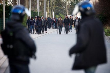 Париж изпраща допълнителни полицейски сили в Кале след престрелка между мигранти
