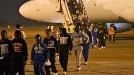 Мигранти, спасени от либийски затвори, "започват наново от нулата"