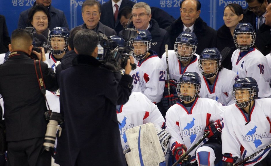 Хокеистките на двете Кореи играха в обединен тим срещу Швейцария, но загубиха