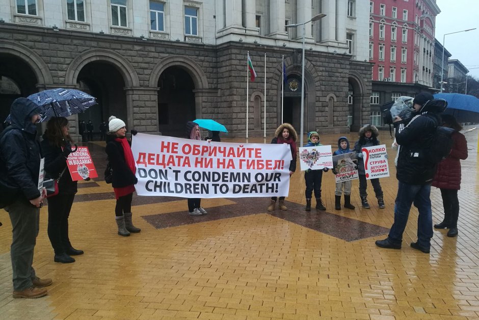 Родителски протест в защита на детската клиника по кардиология