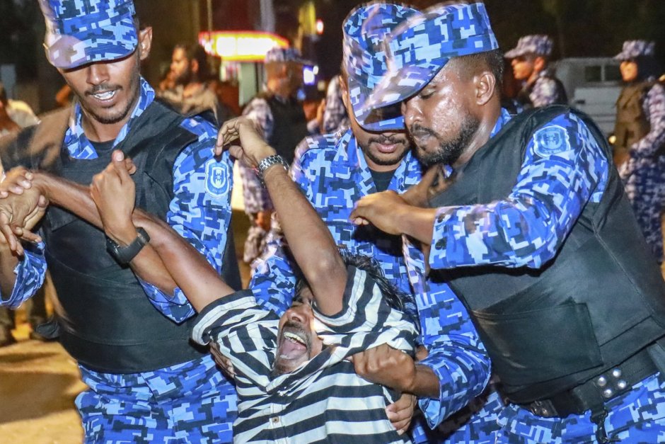 Малдивите затъват в политически хаос