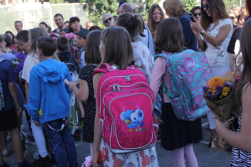 В училищата и градините в София ще се влиза по нови правила