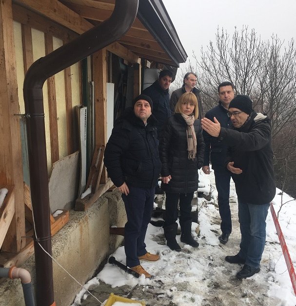 Семейство е евакуирано заради свлачище в Банкя