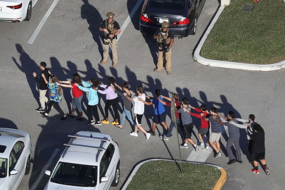 Бивш ученик застреля 17 души в училище във Флорида