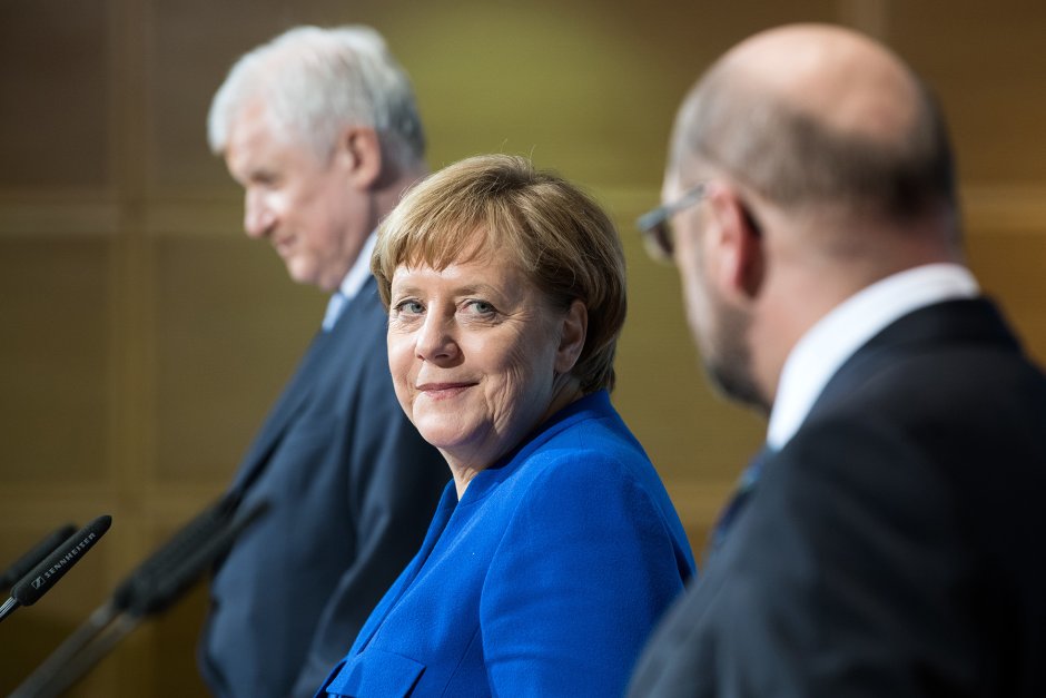 Лидерът на ХДС Ангела Меркел гледа към лидера на социалдемократите Мартин Шулц, а зад тях е лидерът на ХСС Хорст Зеехофер