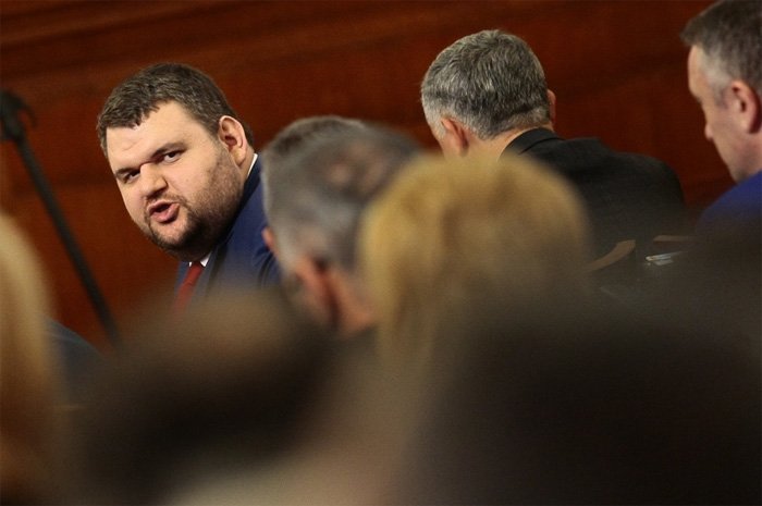 Пеевски получава депутатската си заплата, въпреки че не стъпва в НС
