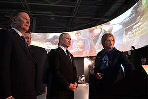 Владимир Путин (в средата) разглежда интерактивния музей "Русия - моята история" във Волгоград на 2 февруари тази година