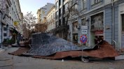 Силният вятър събори покрив в центъра на София