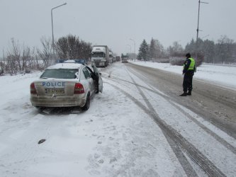 Предупреждения за виелици и силен вятър в последните дни на зимата