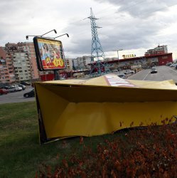 Силният вятър отнесе покрив на магазин в София