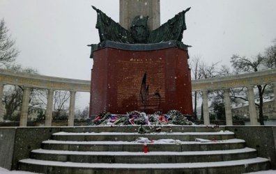 Оскверниха паметник на съветските воини в центъра на Виена