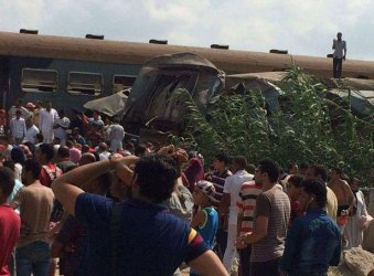 Деветнайсет загинали и 38 ранени при сблъсък на два влака в Египет