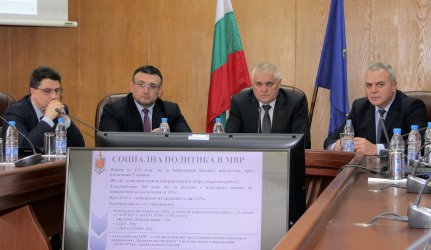 Зам.-министрите Красимир Ципов и Стефан Балабанов (най-вляво и най-вдясно), главсекът Младен Маринов и министър Валентин Радев. Снимка: МВР
