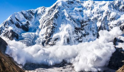 Трима скиори загинаха и четирима бяха ранени при лавини в Швейцарските Алпи