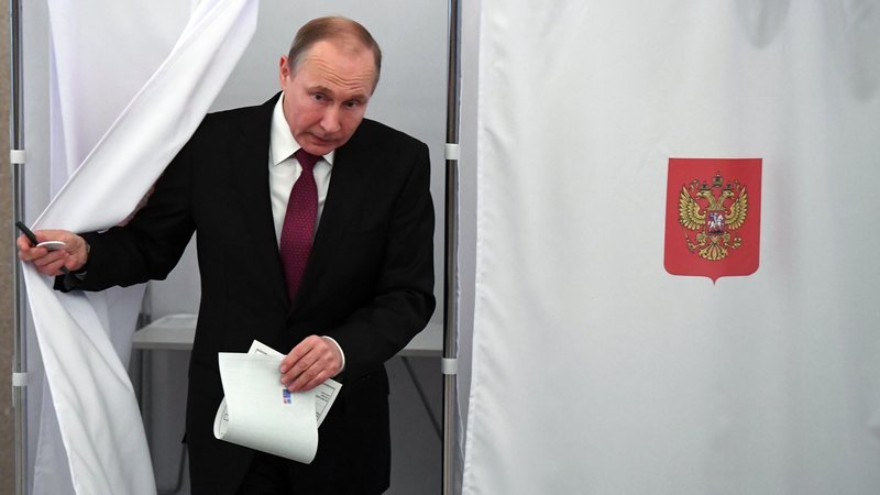 Владимир Путин по време се готви да гласува