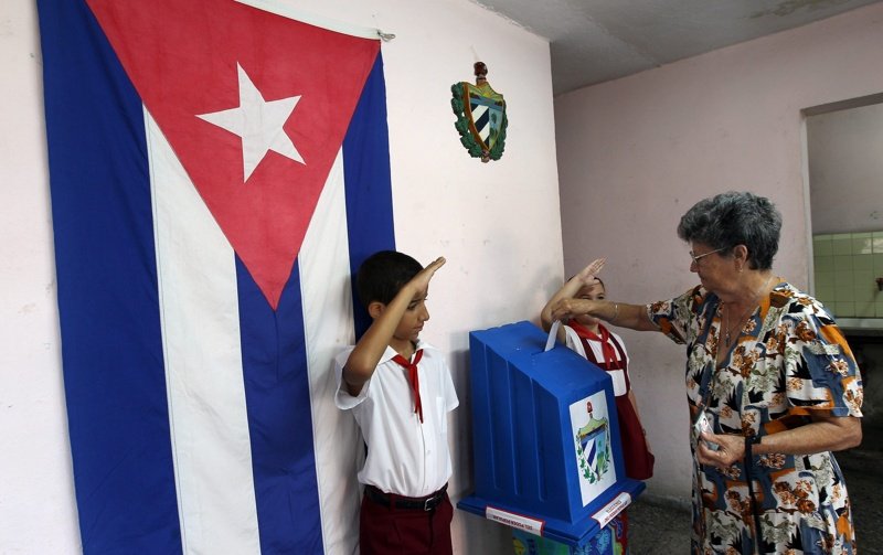 Кубинците гласуват за парламент, който ще избере наследник на Раул Кастро