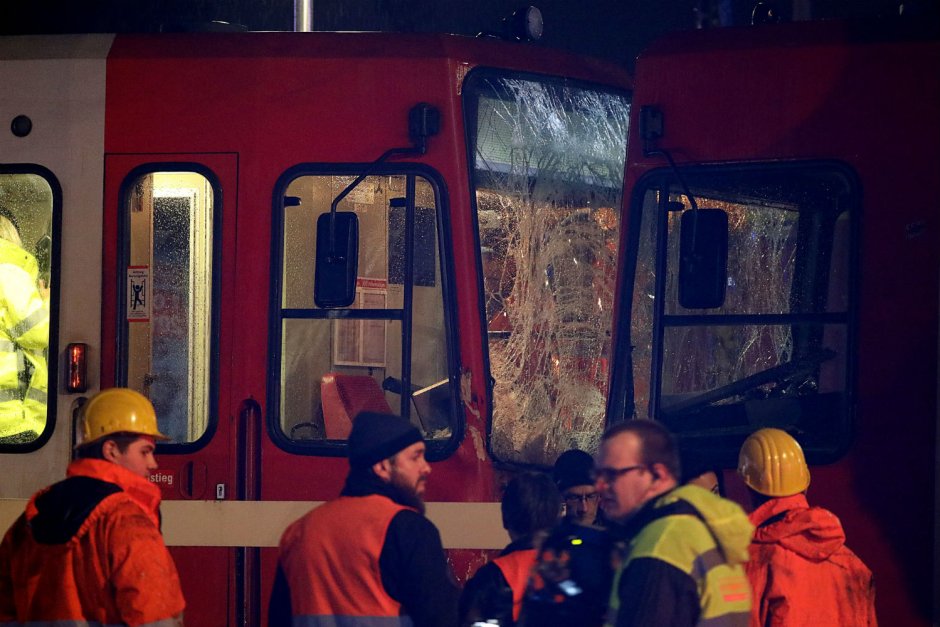 Над 40 души пострадаха при сблъсък на трамваи в Кьолн